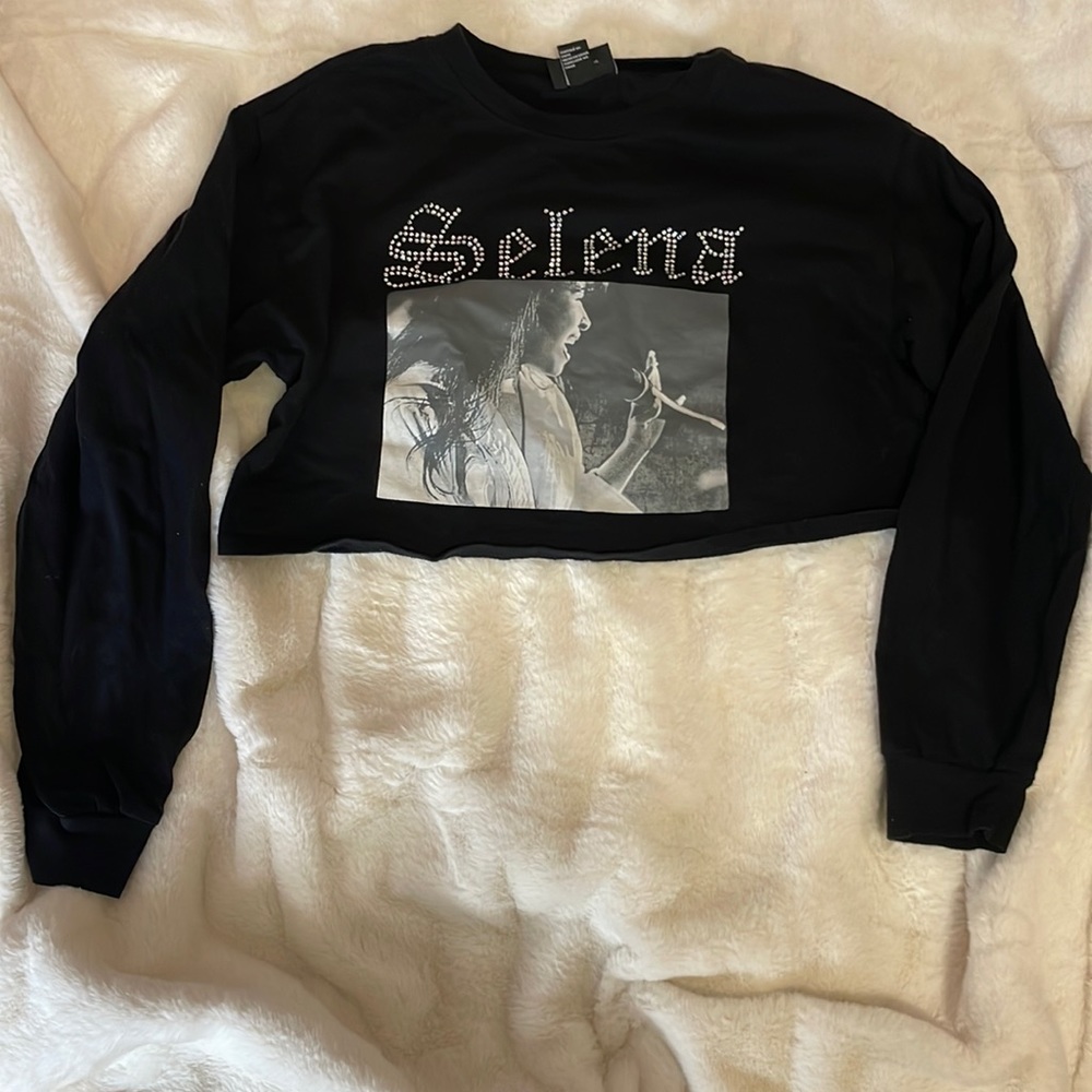 Long sleeve graphic crop top